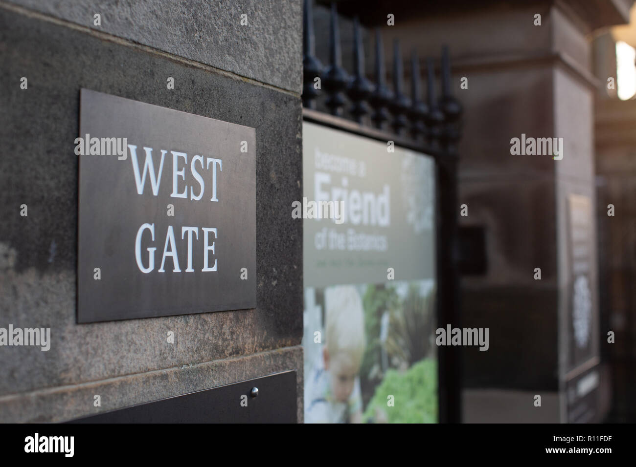 Il west gate segno presso i Royal Botanical Gardens, Edimburgo, Scozia Foto Stock