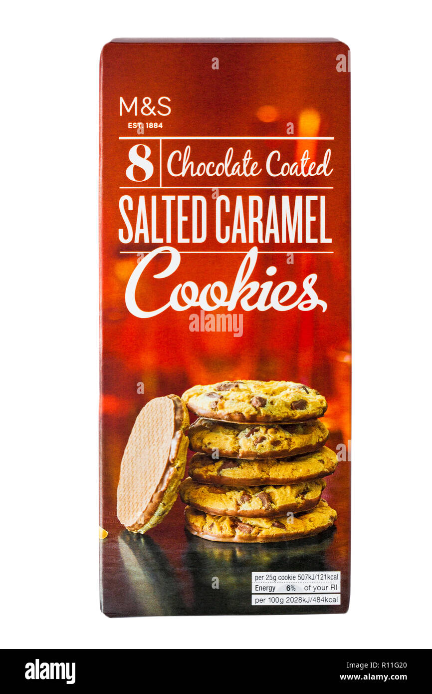 Scatola di M&S 8 rivestita di cioccolato caramello salata Cookies isolati su sfondo bianco Foto Stock
