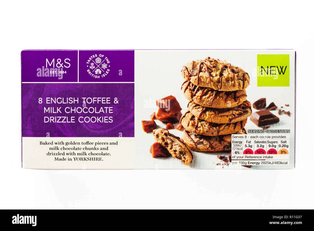 Scatola di M&S 8 English Toffee & cioccolato al latte pioggerella Cookies isolati su sfondo bianco - Realizzato nello Yorkshire Foto Stock
