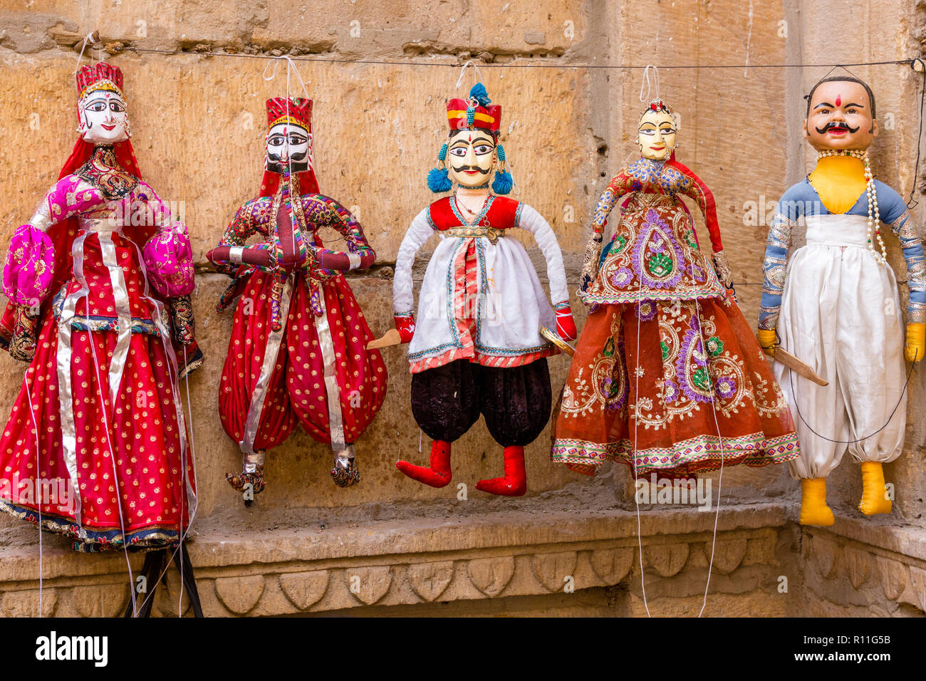 Bambole e pupazzi in vendita nel mercato della città deserto di Jaisalmer nello stato del Rajasthan in India occidentale Foto Stock