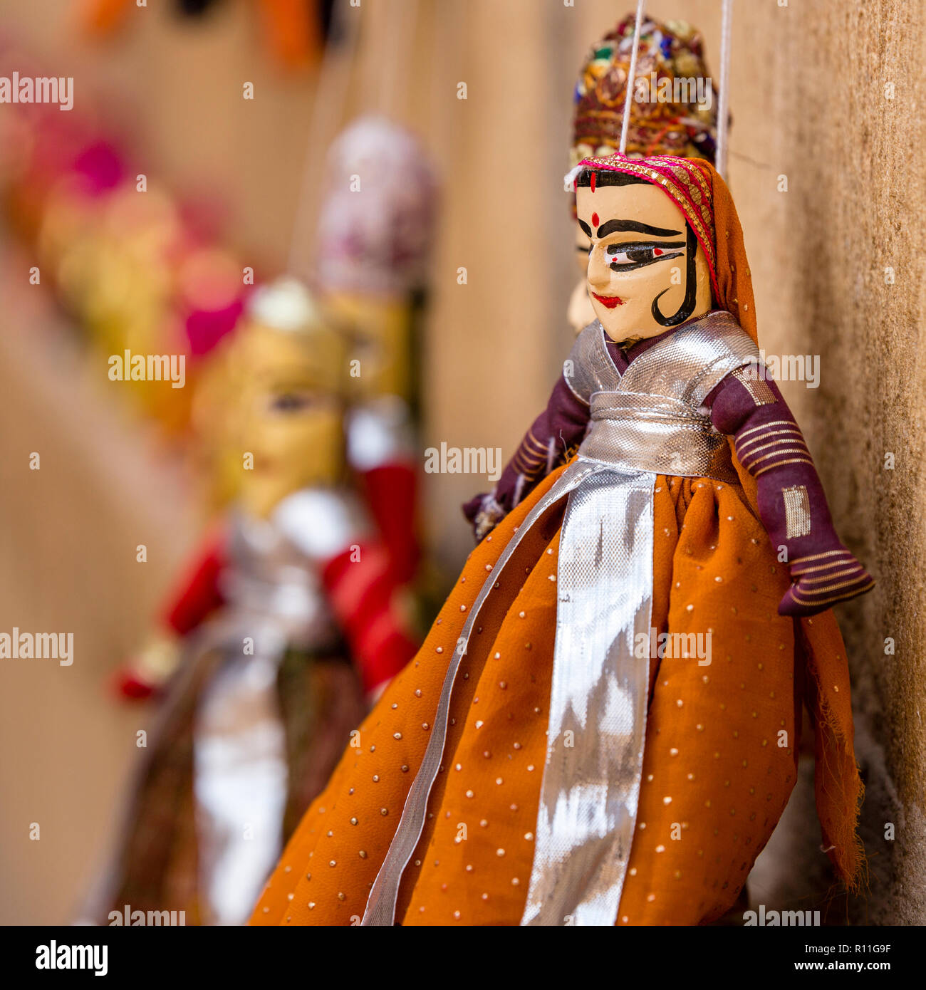 Bambole e pupazzi in vendita nel mercato della città deserto di Jaisalmer nello stato del Rajasthan in India occidentale Foto Stock