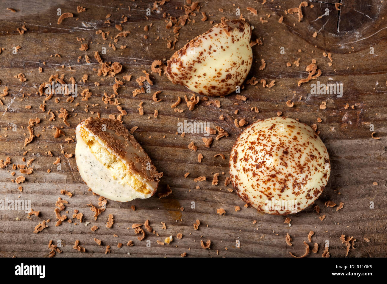 Caramelle di biscotto con grata di cioccolato fondente in un rustico in legno di sfondo - vista superiore Foto Stock