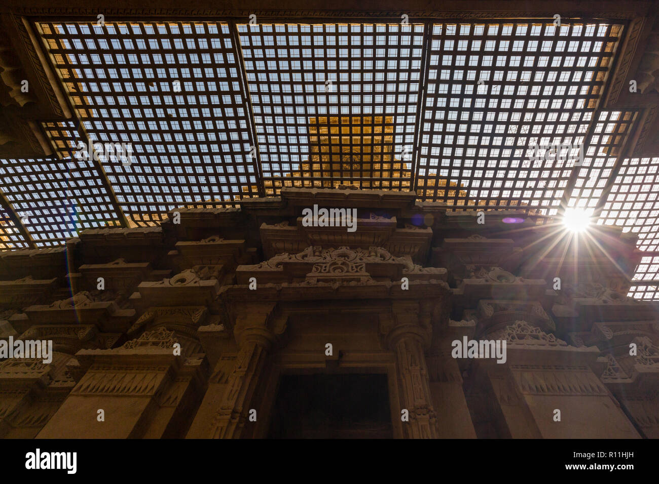 Vista di intricati design presso i templi Jain in Lodurva, vicino alla città di deserto di Jaisalmer nello stato del Rajasthan in India occidentale Foto Stock