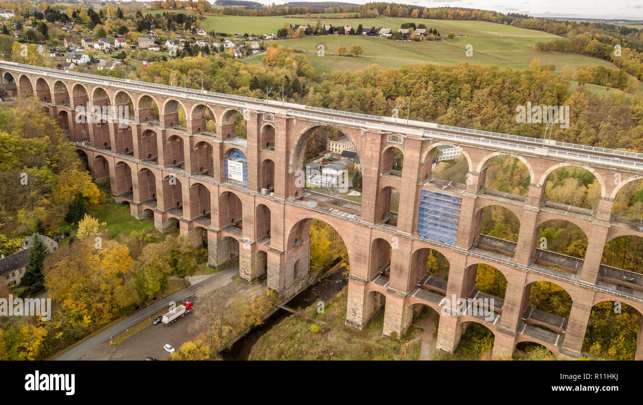 Vista aerea sul Goeltzschtalbruecke in Netzschkau Vogtland Germania più grande ponte in mattoni del mondo Foto Stock