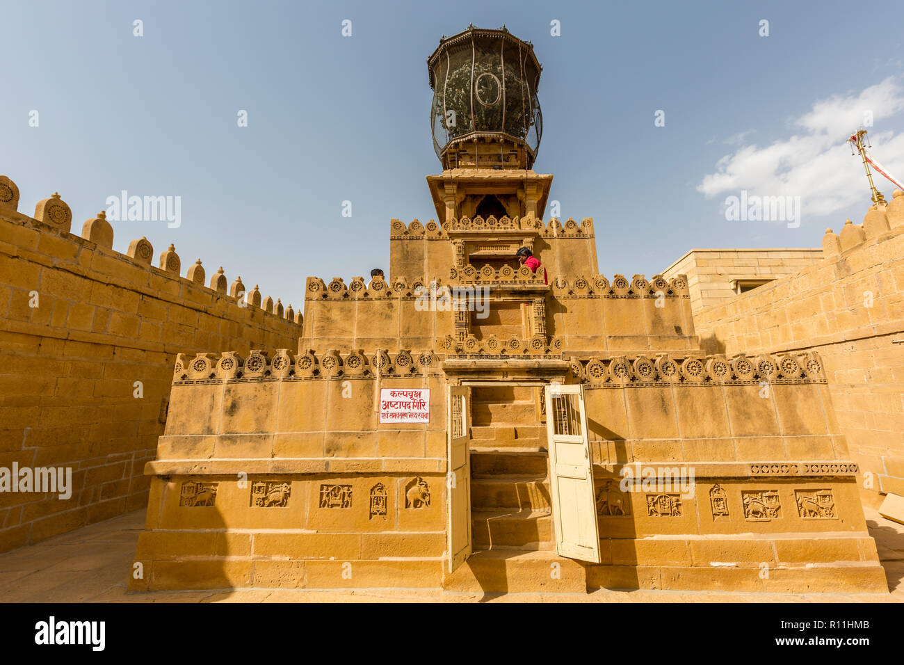 Vista dei templi Jain in Lodurva, vicino alla città di deserto di Jaisalmer nello stato del Rajasthan in India occidentale Foto Stock