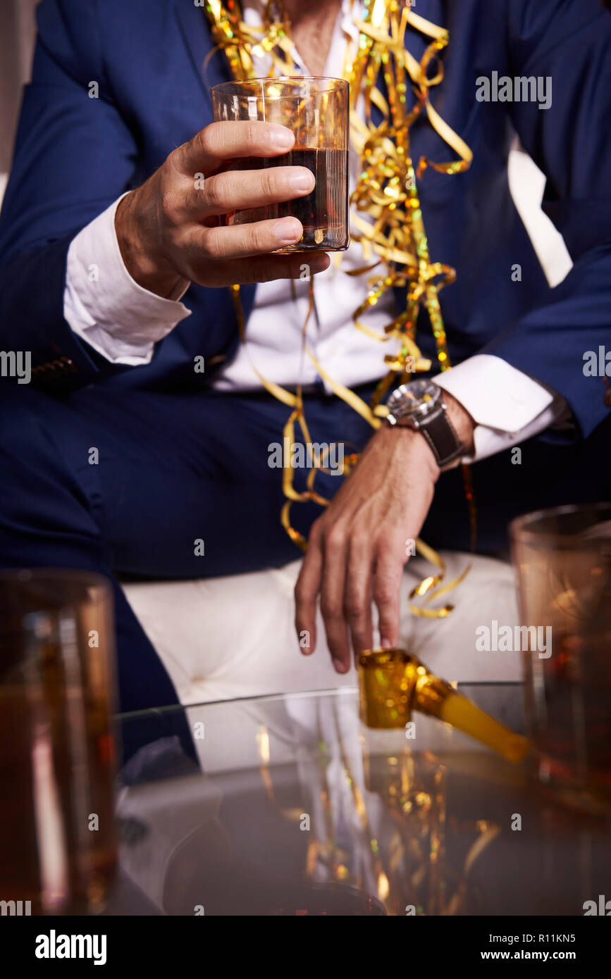 Irriconoscibile imprenditore con il whiskey al night club Foto Stock