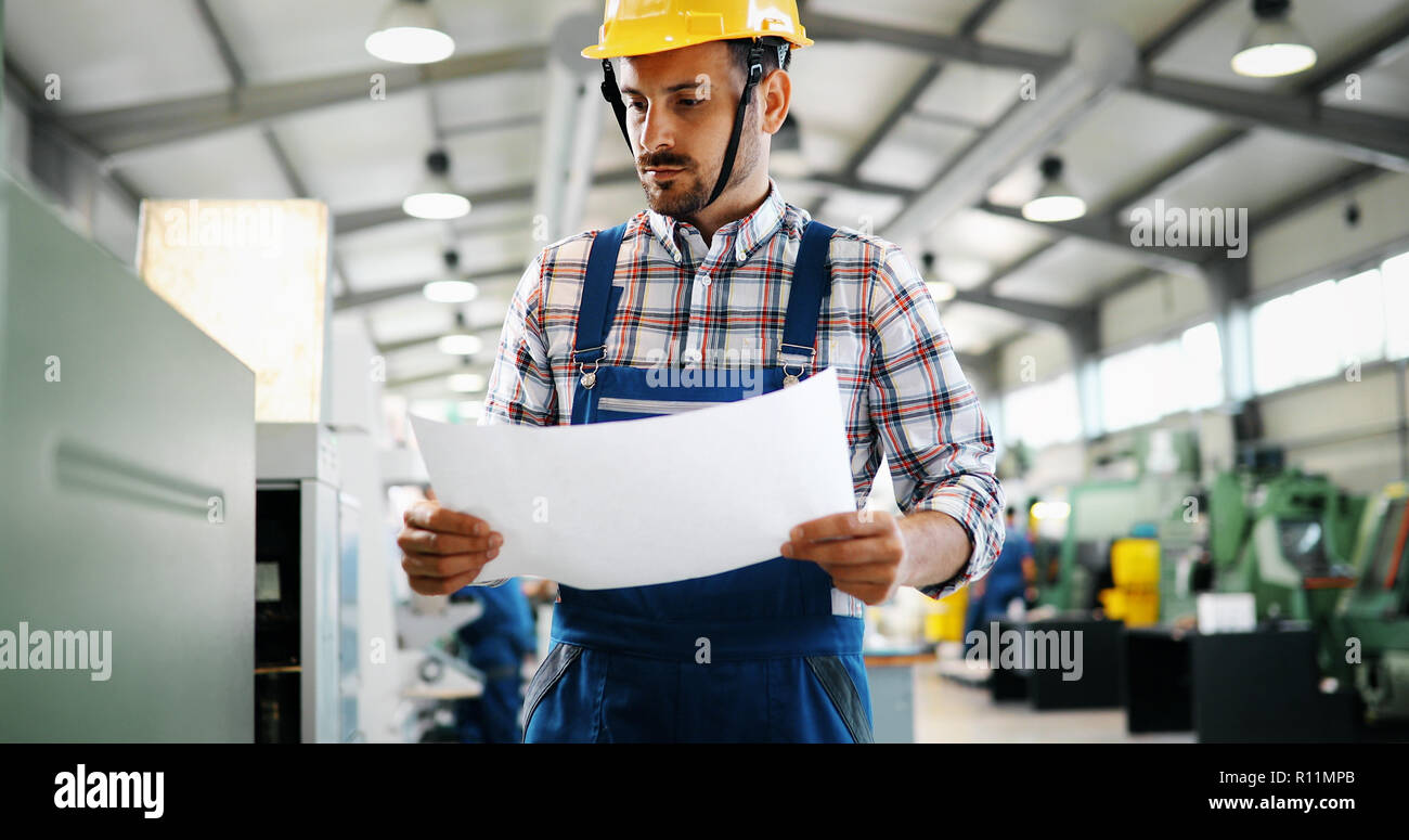 Ritratto di un ingegnere bello in una fabbrica Foto Stock