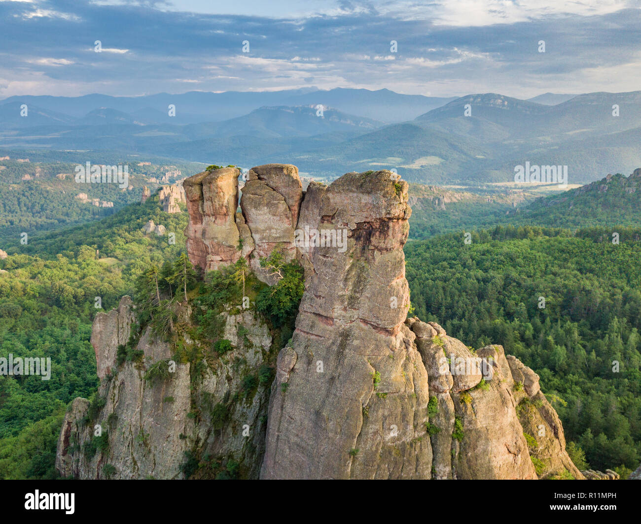 Incredibile fenomeno naturale - Rocce di Belogradchik - riprese aeree di questa bella formazione di roccia, una popolare destinazione turistica Foto Stock