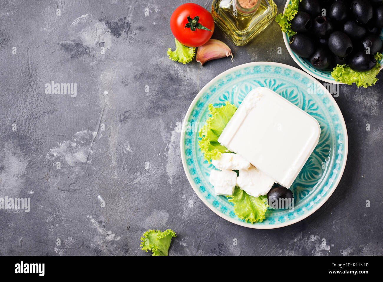 Fresco formaggio feta con olive Foto Stock