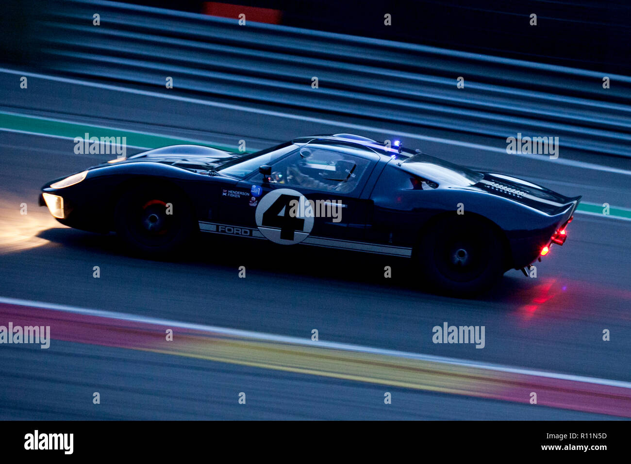 La Ford GT40 notte tempo gara a Spa in Belgio Foto Stock