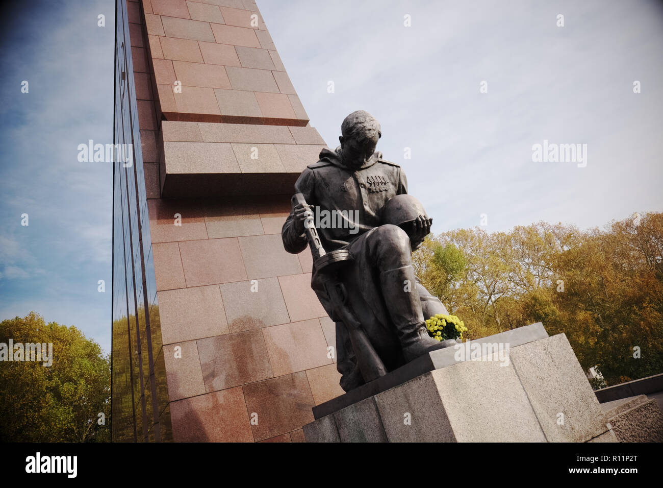 Berlino GERMANIA - La guerra sovietica Memorial al Parco Treptower sovietica onora i soldati russi che sono morti nella lotta per Berlino nel 1945 Foto Stock