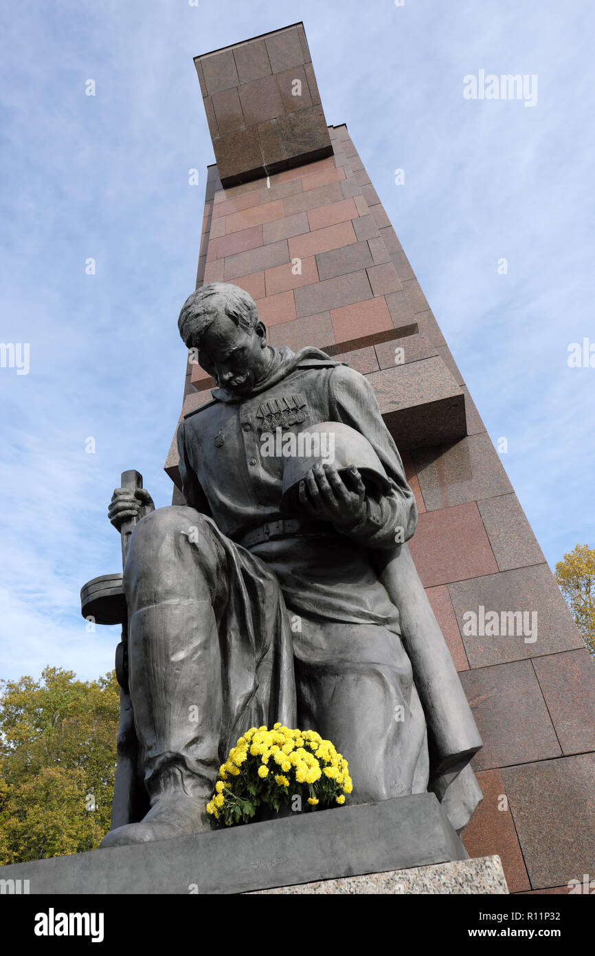 Berlino GERMANIA - La guerra sovietica Memorial al Parco Treptower sovietica onora i soldati russi che sono morti nella lotta per Berlino nel 1945 Foto Stock