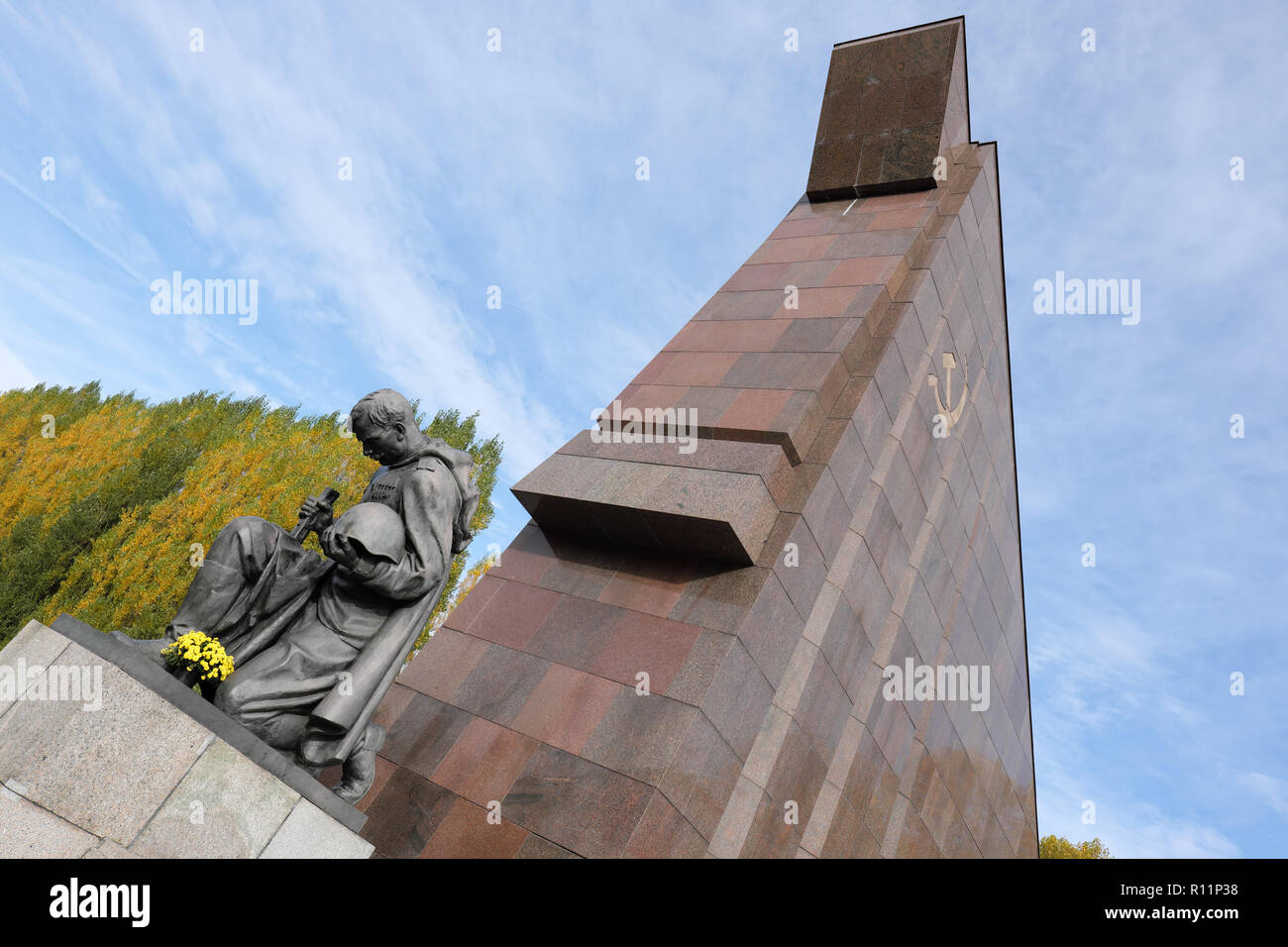 Berlino GERMANIA - La guerra sovietica Memorial al Parco Treptower sovietica onora i soldati russi che sono morti nella lotta per Berlino nel 1945 Foto Stock