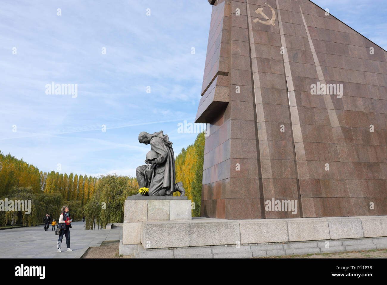 Berlino GERMANIA - La guerra sovietica Memorial al Parco Treptower sovietica onora i soldati russi che sono morti nella lotta per Berlino nel 1945 Foto Stock