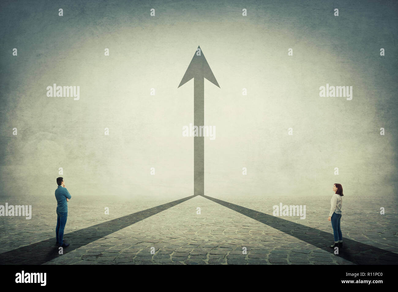 Giovane uomo e donna sentiero si uniscono e si trasforma in una freccia dritta andando verso l'alto. Attività di cooperazione e di partenariato, per condividere pensieri, workin Foto Stock