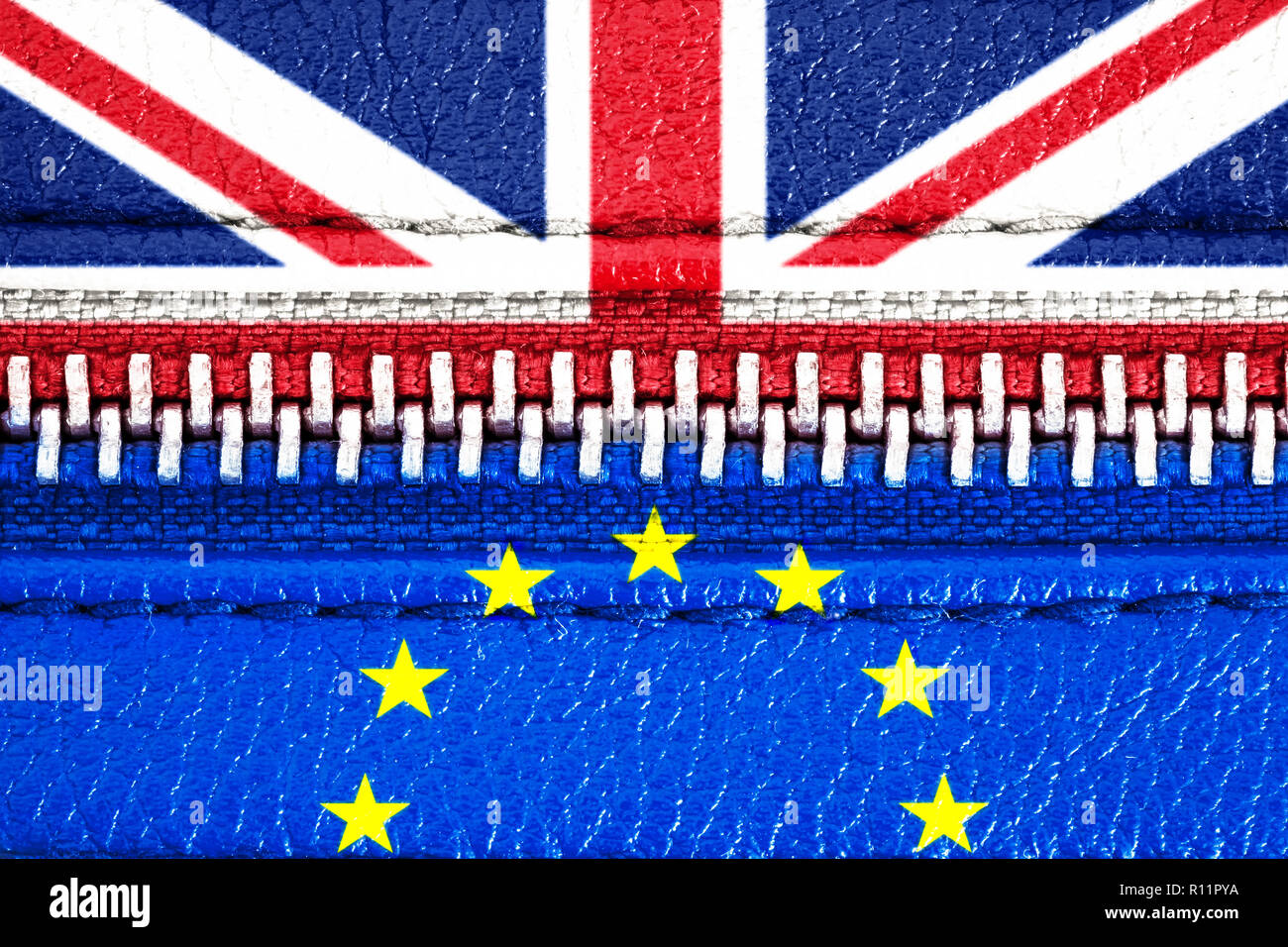 Concetto Brexit: Unione Europea (UE) e il Regno Unito (UK) bandiere collegato tramite una cerniera di chiusura. Simbolo del Regno Unito Brexit lasciare votare, articolo 50, incerta Foto Stock