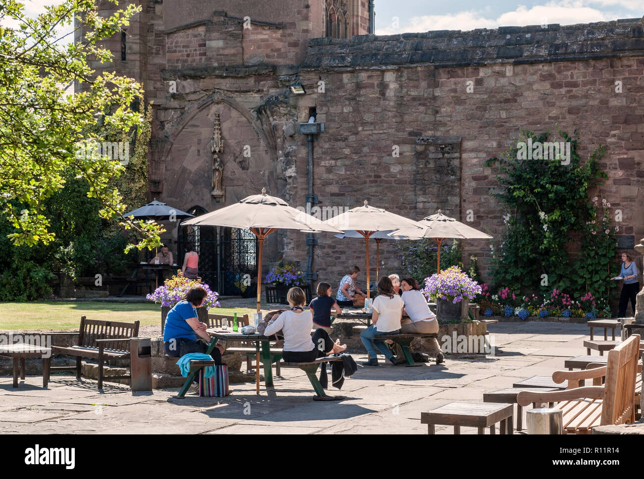 Cattedrale di Hereford, Regno Unito. Visitatori rilassante nella Chapter House Garden, accanto alla Cattedrale Cafe Foto Stock