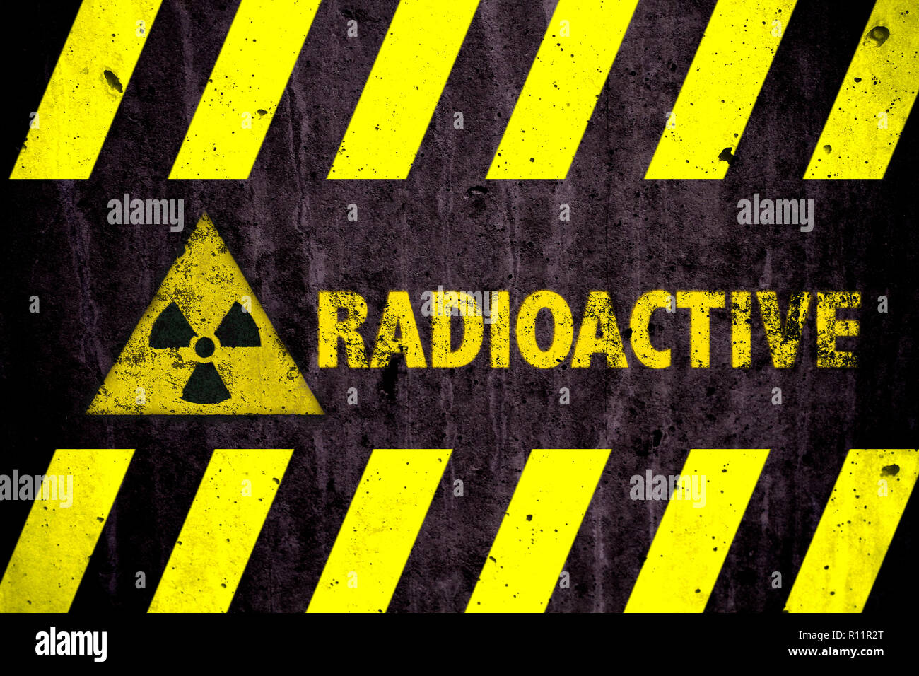 Radioattivo Radiazioni Ionizzanti O Energia Nucleare Pericolo Simbolo E Parola Di Colore Giallo E Con Luci Di Strisce Nere Dipinta Su Un Massiccio Muro Di Cemento Con Foto Stock Alamy