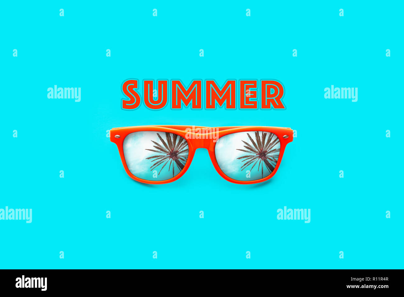 Estate di testo di colore arancione e occhiali da sole con Palm tree riflessioni isolato in grande sfondo ciano. La minima nozione di immagine per pronto per l'estate, sun protec Foto Stock