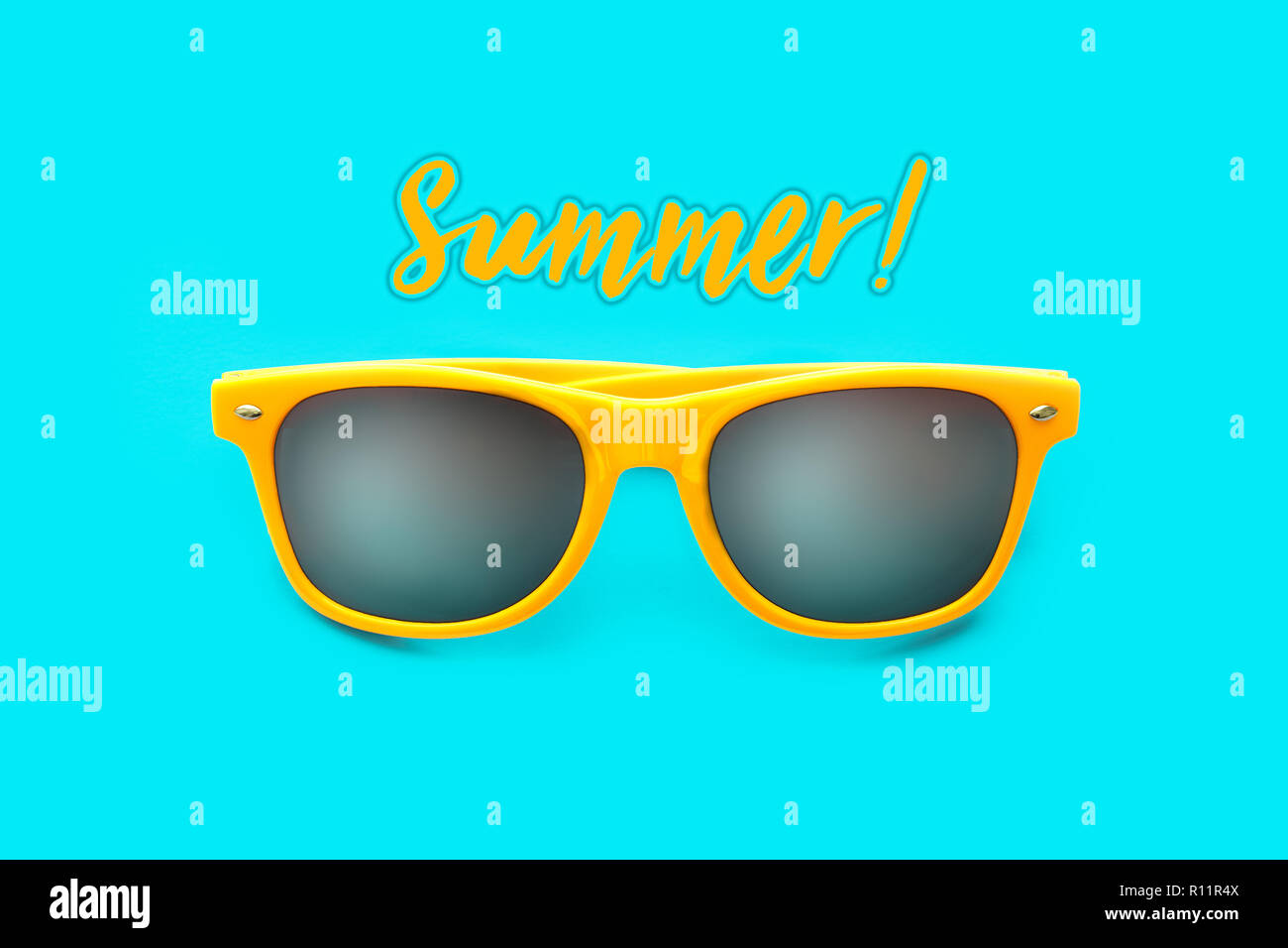 L'estate! Testo e occhiali da sole giallo in intenso blu ciano sfondo. La minima nozione di immagine per pronto per l'estate, protezione solare, giorni caldi e tropical Foto Stock