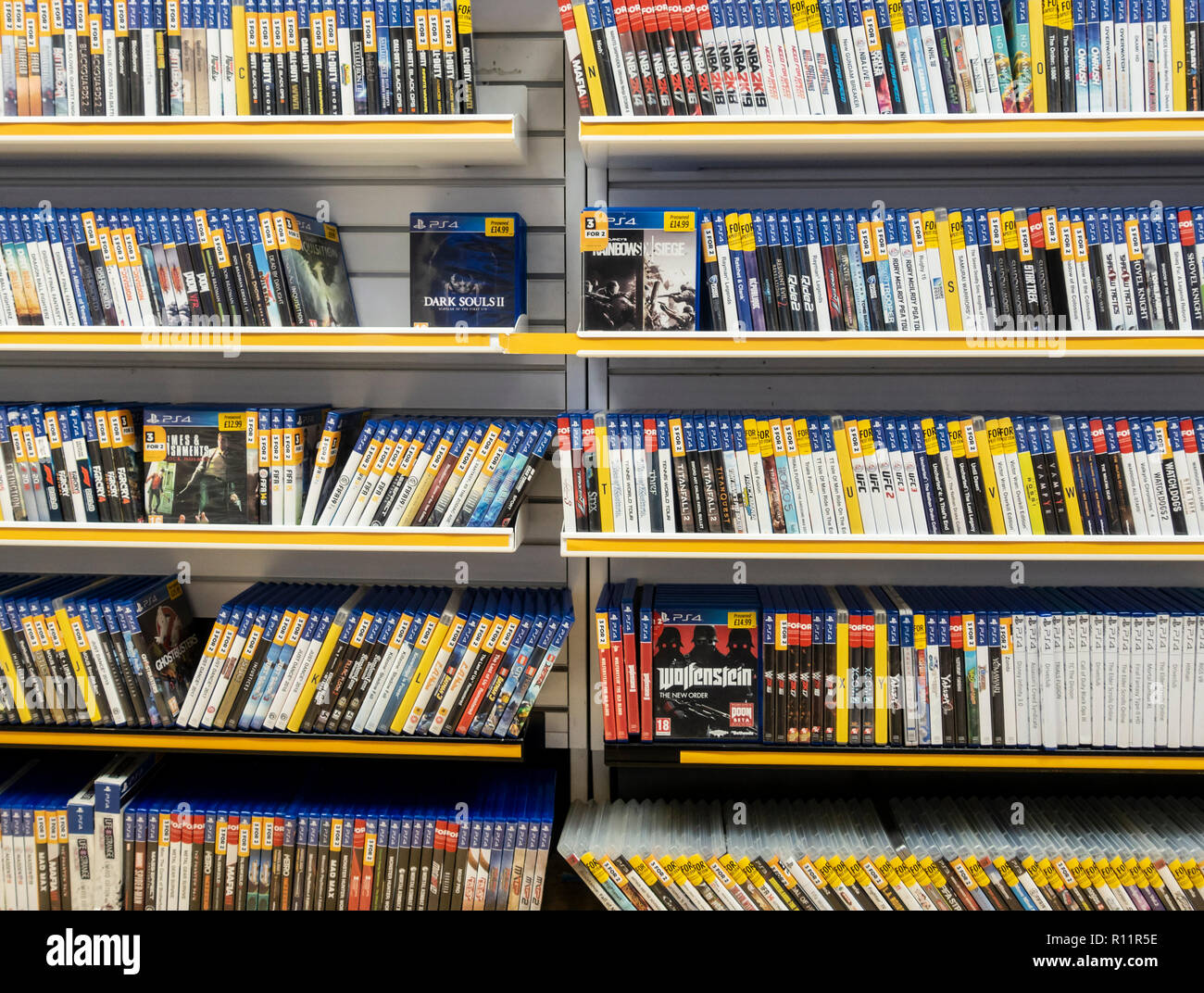 Giochi per la playstation 4 nel negozio di gioco. Regno Unito Foto Stock
