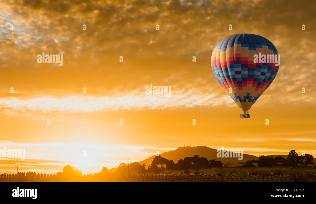 Mongolfiera Volare a sunrise giallo Foto Stock