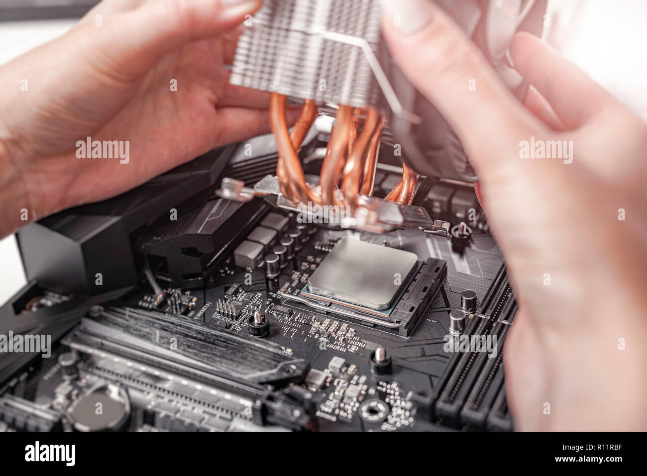 Installare o riparare il sistema di raffreddamento ad aria del processore per PC. Foto Stock