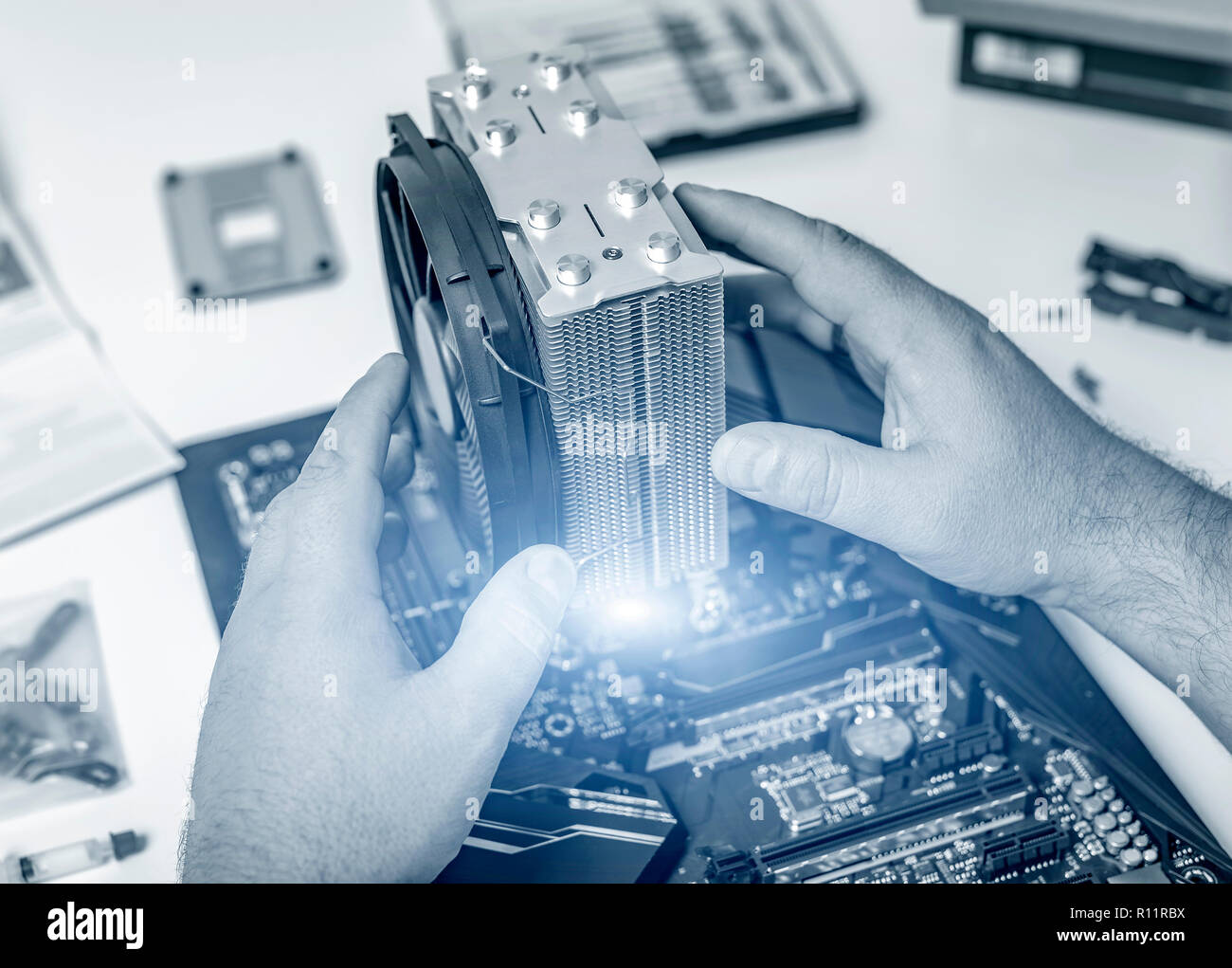 Installare o riparare il sistema di raffreddamento ad aria del processore per PC. Foto Stock