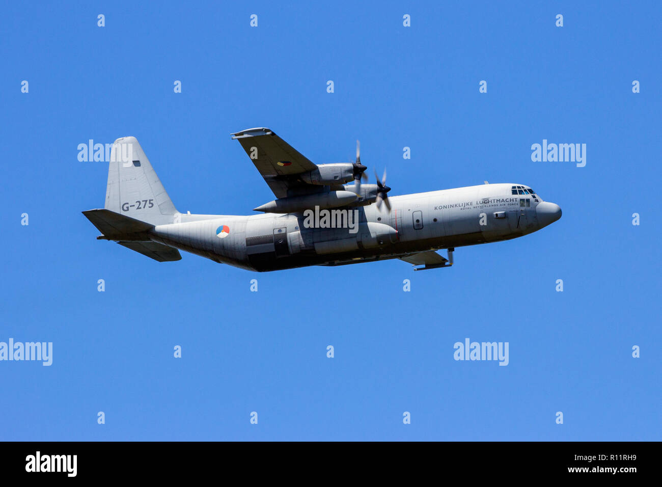 VOLKEL, PAESI BASSI - giu 15, 2013: Royal Netherlands Air Force Lockheed C130H-30 Hercules cargo militare aereo in volo. Foto Stock