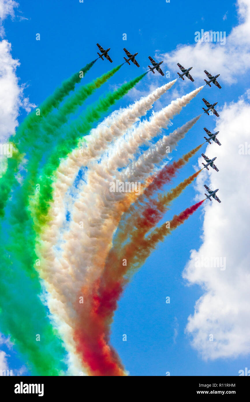 VOLKEL, PAESI BASSI - giu 15, 2013: la Nazionale Italiana di Acrobazia team di dimostrazione delle Frecce Tricolori eseguendo con le loro MB339 aviogetti alla Dutc Foto Stock