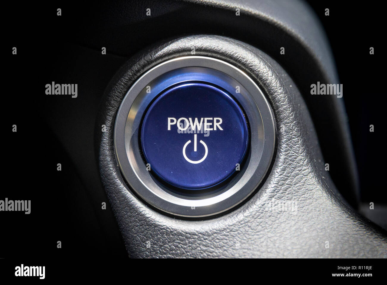 Avviare il motore pulsante in una moderna autovettura Foto Stock