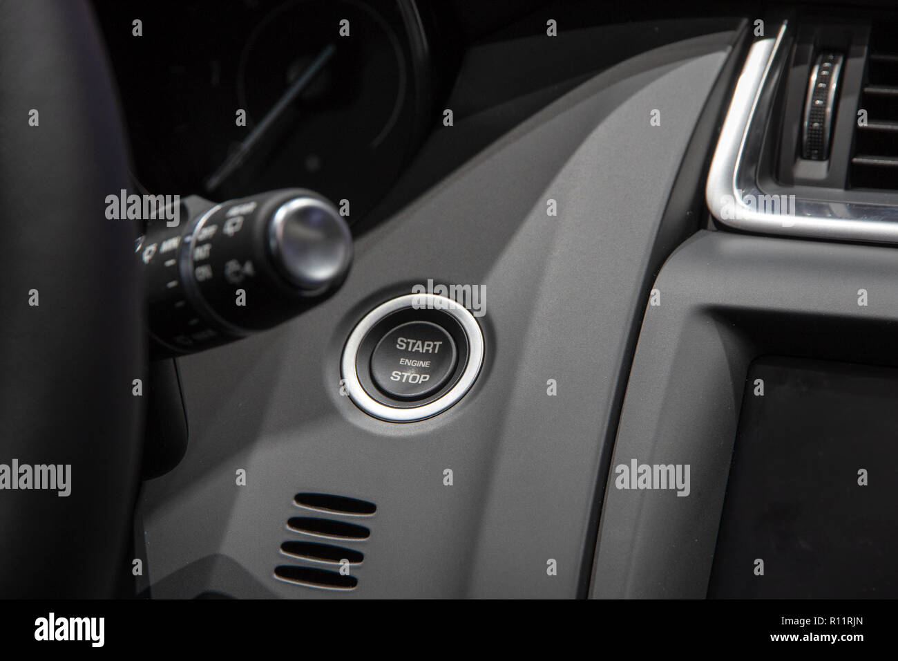 Avviare il motore pulsante in una moderna autovettura Foto Stock