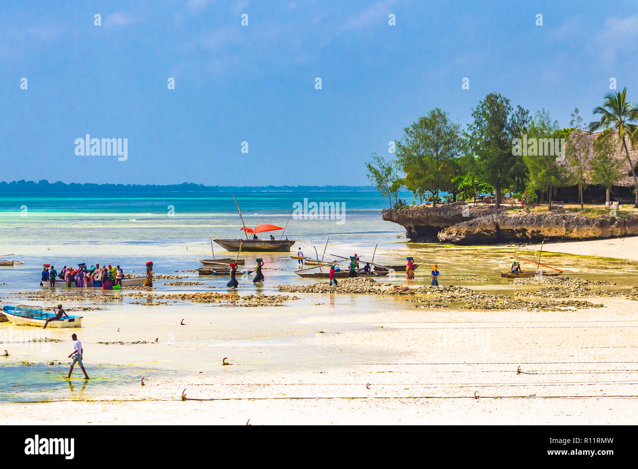 Izimkazi, Zanzibar, Tanzania - Gennaio 19, 2018: persone locali l'acquisto di pesce dal pescatore. Kizimkazi village. Zanzibar, Tanzania. Foto Stock