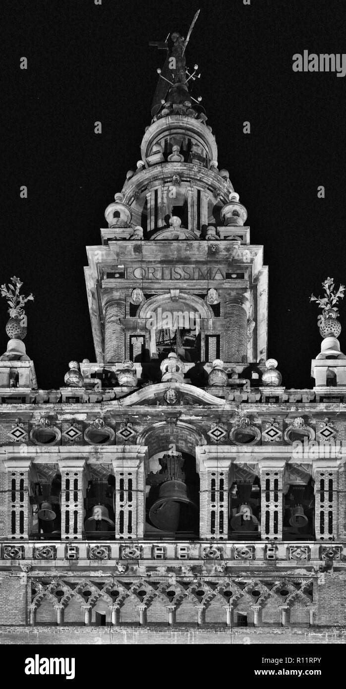 Torre Giralda di notte in bianco e nero. Siviglia, Spagna Foto Stock Torre Giralda di notte in bianco e nero. Siviglia, Spagna Foto Stock