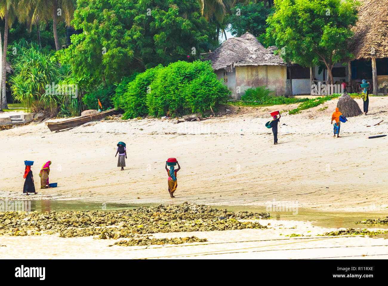 Izimkazi, Zanzibar, Tanzania - Gennaio 19, 2018: persone locali l'acquisto di pesce dal pescatore. Kizimkazi village. Zanzibar, Tanzania. Foto Stock