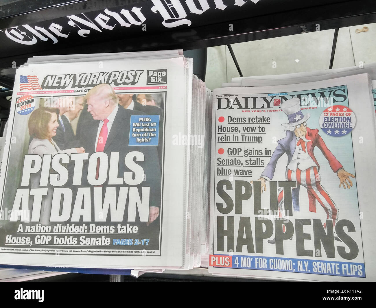 In primo piano della New York quotidiani relazione Mercoledì, 7 novembre 2018 circa i giorni precedenti elezioni di mid-term in cui i democratici hanno ottenuto il controllo della casa ma i repubblicani hanno guadagnato più seggi al Senato. (Â© Richard B. Levine) Foto Stock