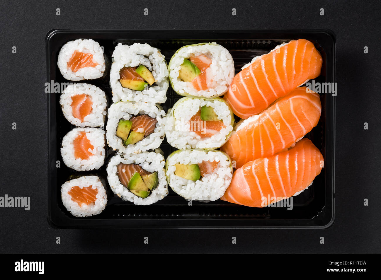 Maki e nigiri sushi set su sfondo nero. Vista superiore Foto Stock
