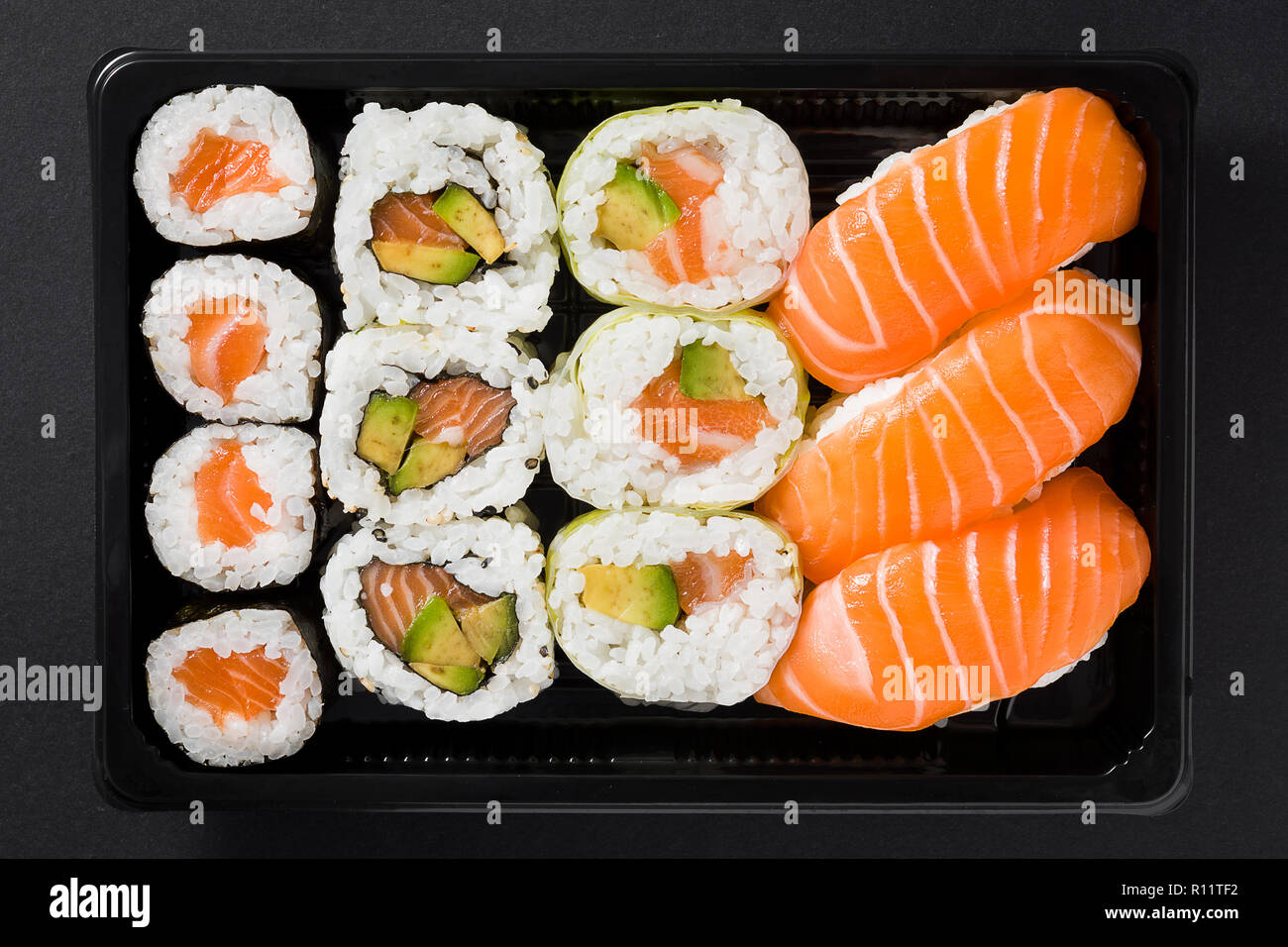 Maki e nigiri sushi set su sfondo nero. Vista superiore Foto Stock