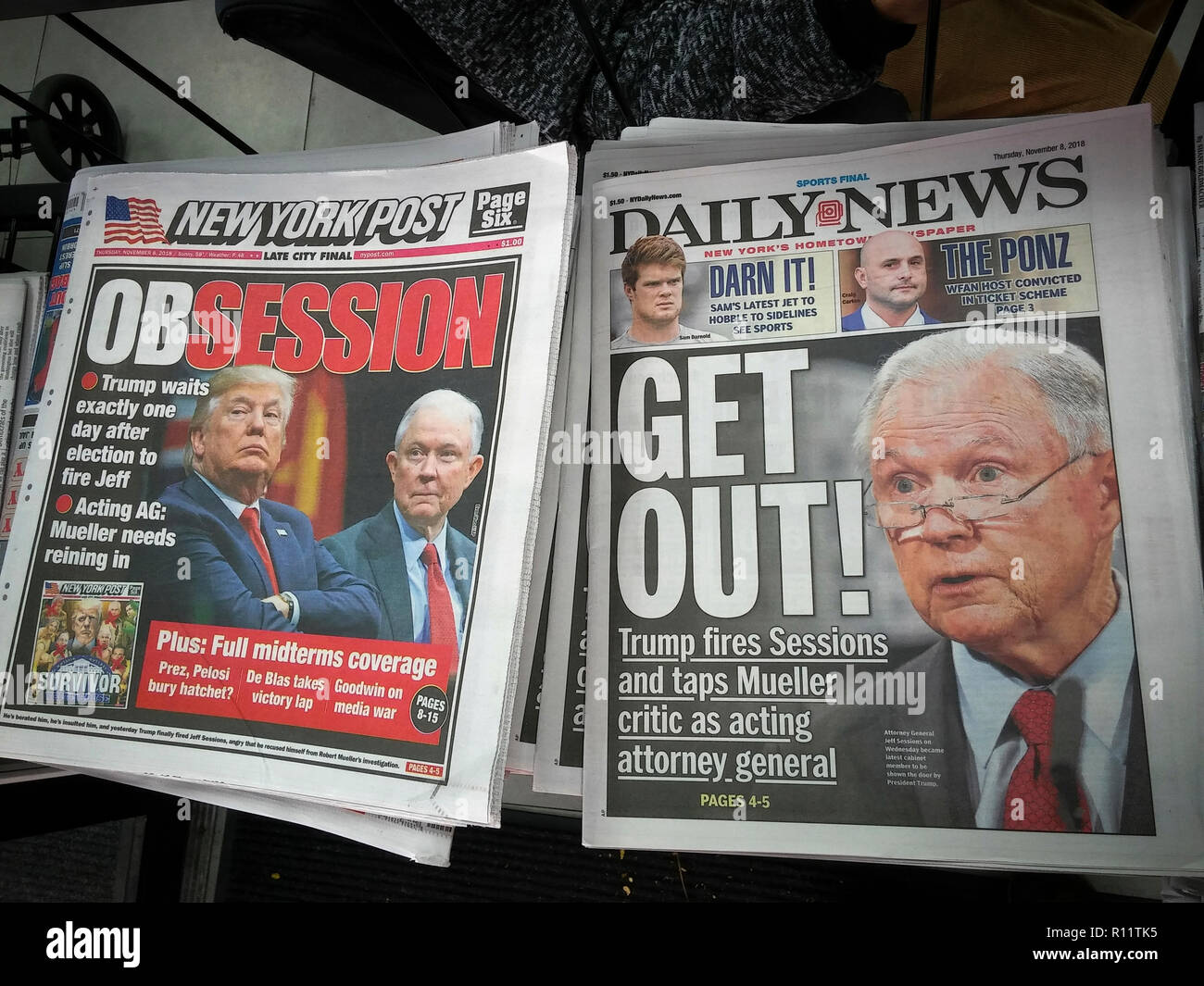 In primo piano del New York Post e il Daily News quotidiani di giovedì, 8 novembre 2018 Relazione sulle precedenti giornate di sparo di U.S. Procuratore Generale sessioni di Jeff dal presidente Donald Trump, un giorno dopo le elezioni di mid-term. (© Richard B. Levine) Foto Stock