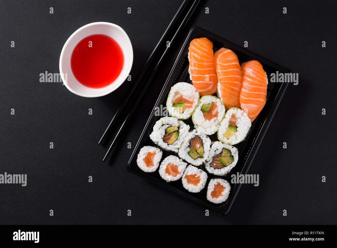 Maki e nigiri sushi set su sfondo nero. Vista superiore Foto Stock