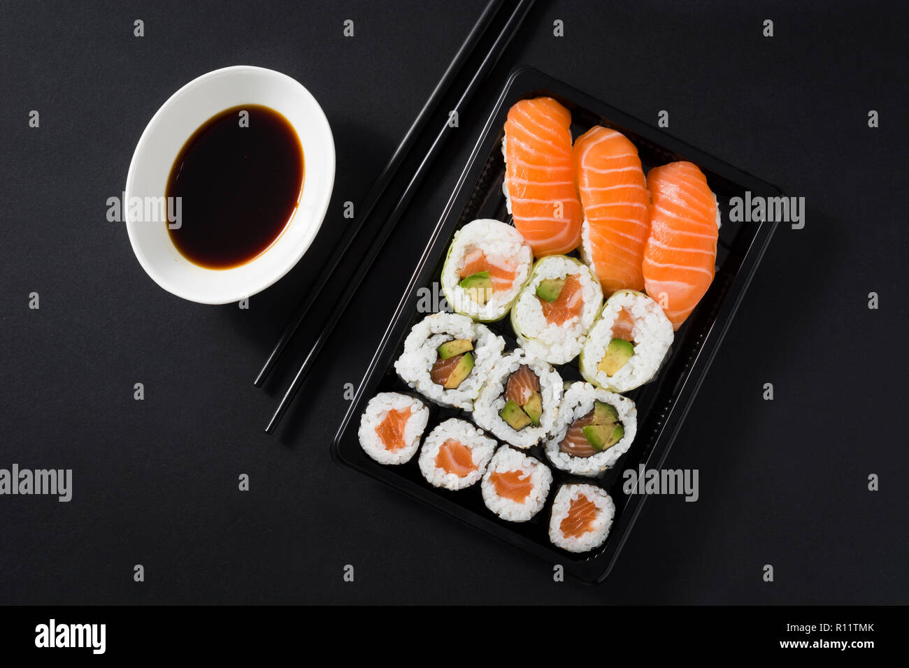 Maki e nigiri sushi set su sfondo nero. Vista superiore Foto Stock