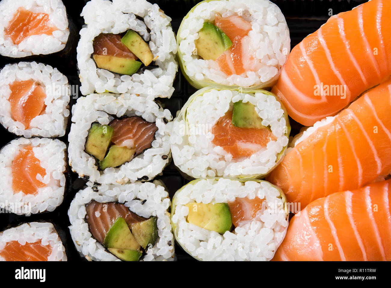 Maki e nigiri sushi set su sfondo nero. Vista superiore Foto Stock