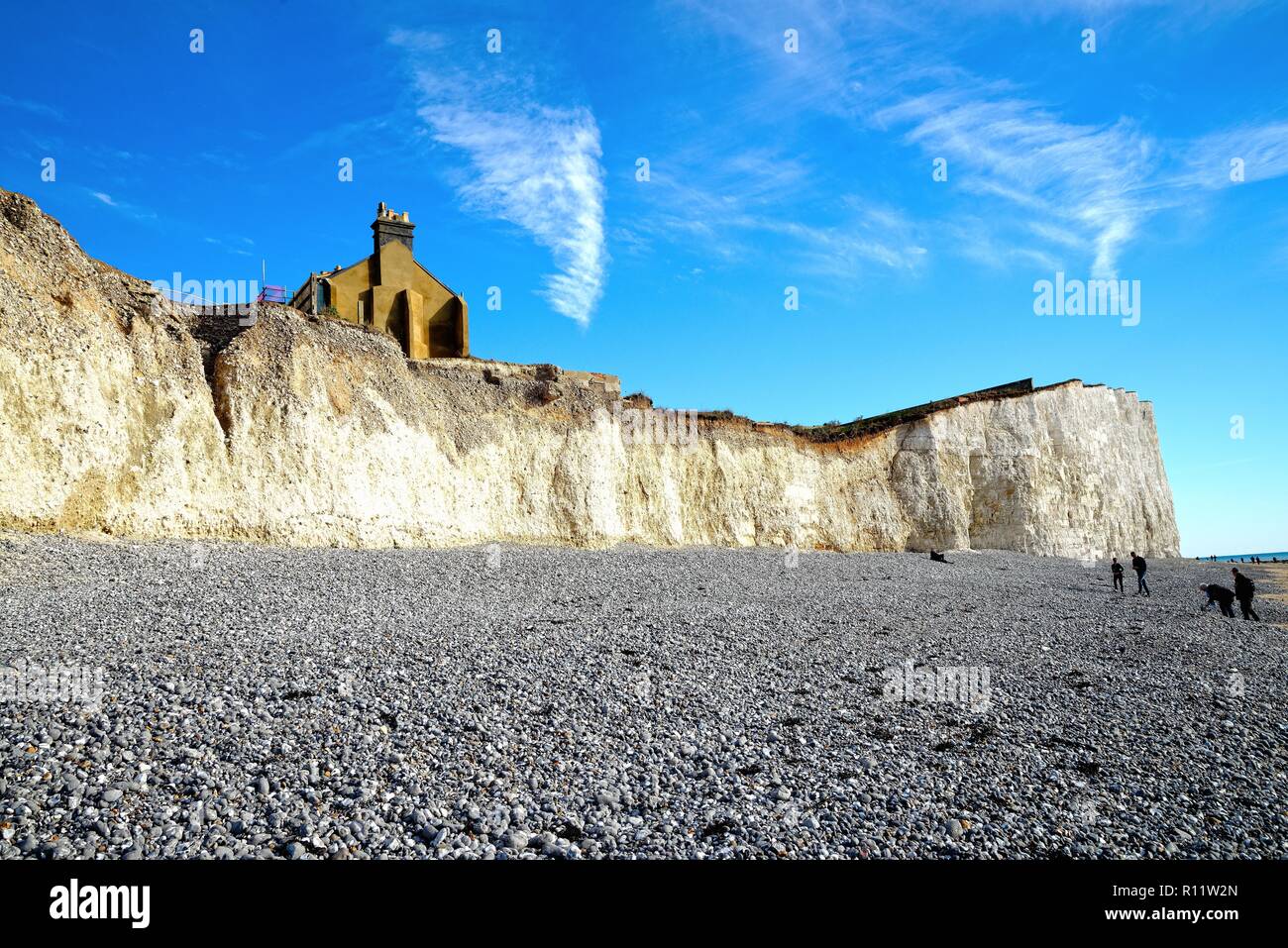 Old coastguard cottages sul bordo di chalk cliffs, mostrando erosione costiera a Birling Gap East Sussex England Regno Unito Foto Stock