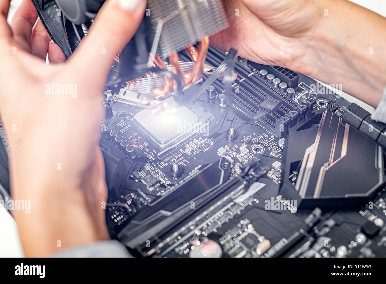 Installare o riparare il sistema di raffreddamento ad aria del processore per PC. Foto Stock