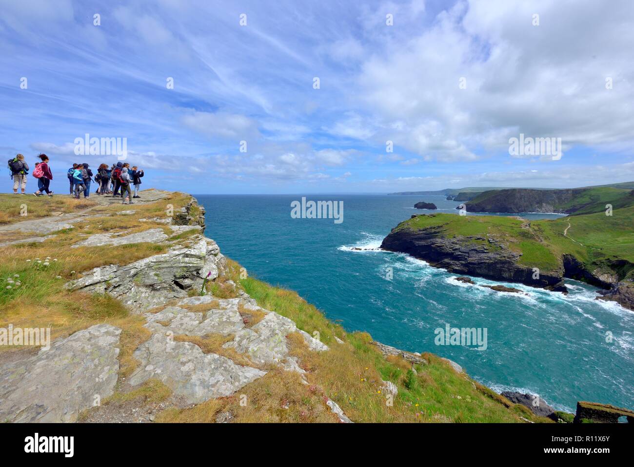 Tintagel Castle isola peninsular, gruppo di studenti stranieri in visita a l'attrazione,Cornwall,Inghilterra ,REGNO UNITO Foto Stock