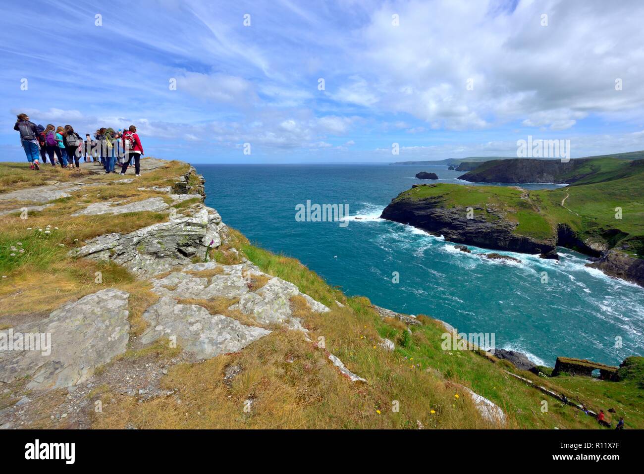 Tintagel Castle isola peninsular, gruppo di studenti stranieri in visita a l'attrazione,Cornwall,Inghilterra ,REGNO UNITO Foto Stock