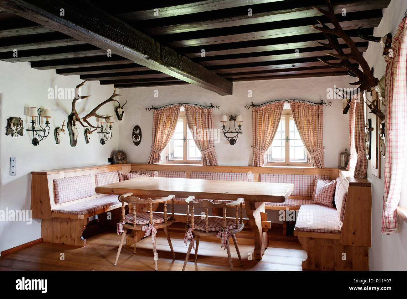 Arrugginimento sala da pranzo con soffitto con travi a vista Foto Stock