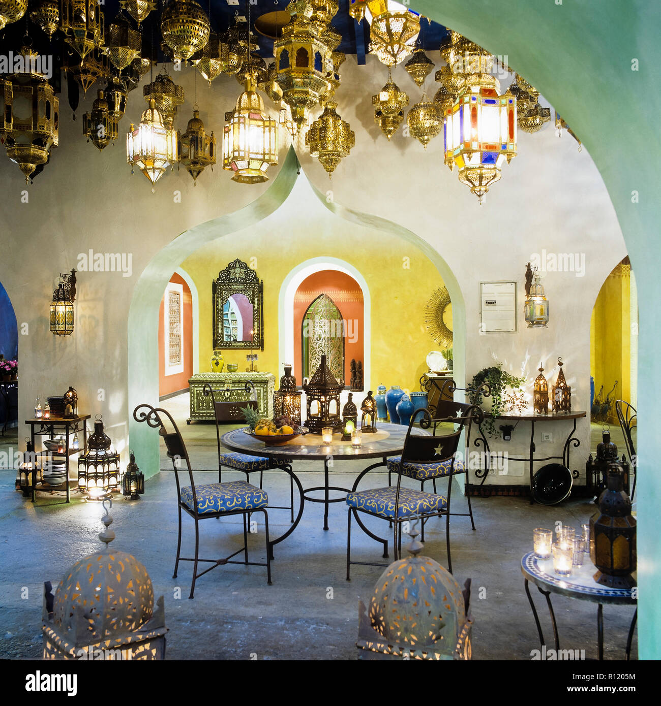 Stile Arabo, tavolo da pranzo e sedie e lanterne Foto stock - Alamy