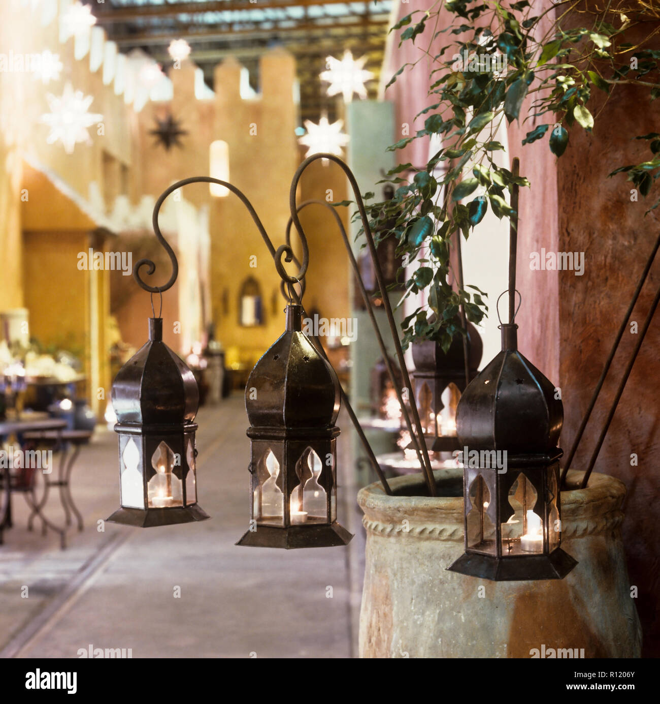 Candele accese in stile arabo lanterne Foto Stock