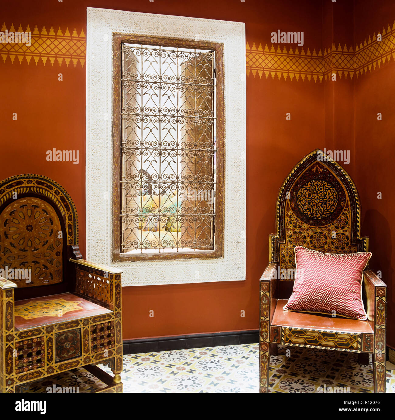 Stile Arabo sedie e finestra Foto Stock
